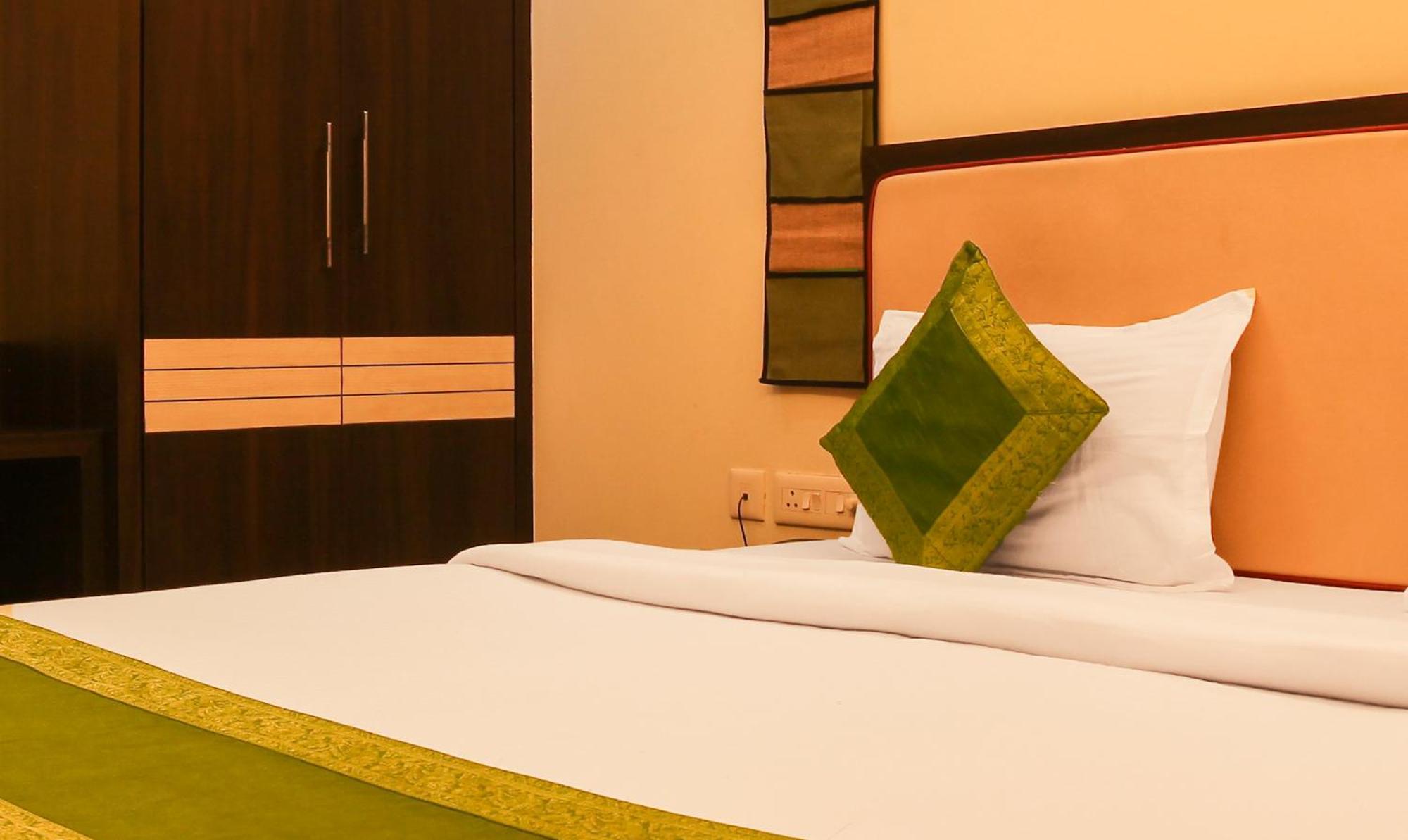 Hotel Janki International 3 Km From Kashi Vishwanath Temple Free Pickup From Railway Station Varanasi Exterior photo
