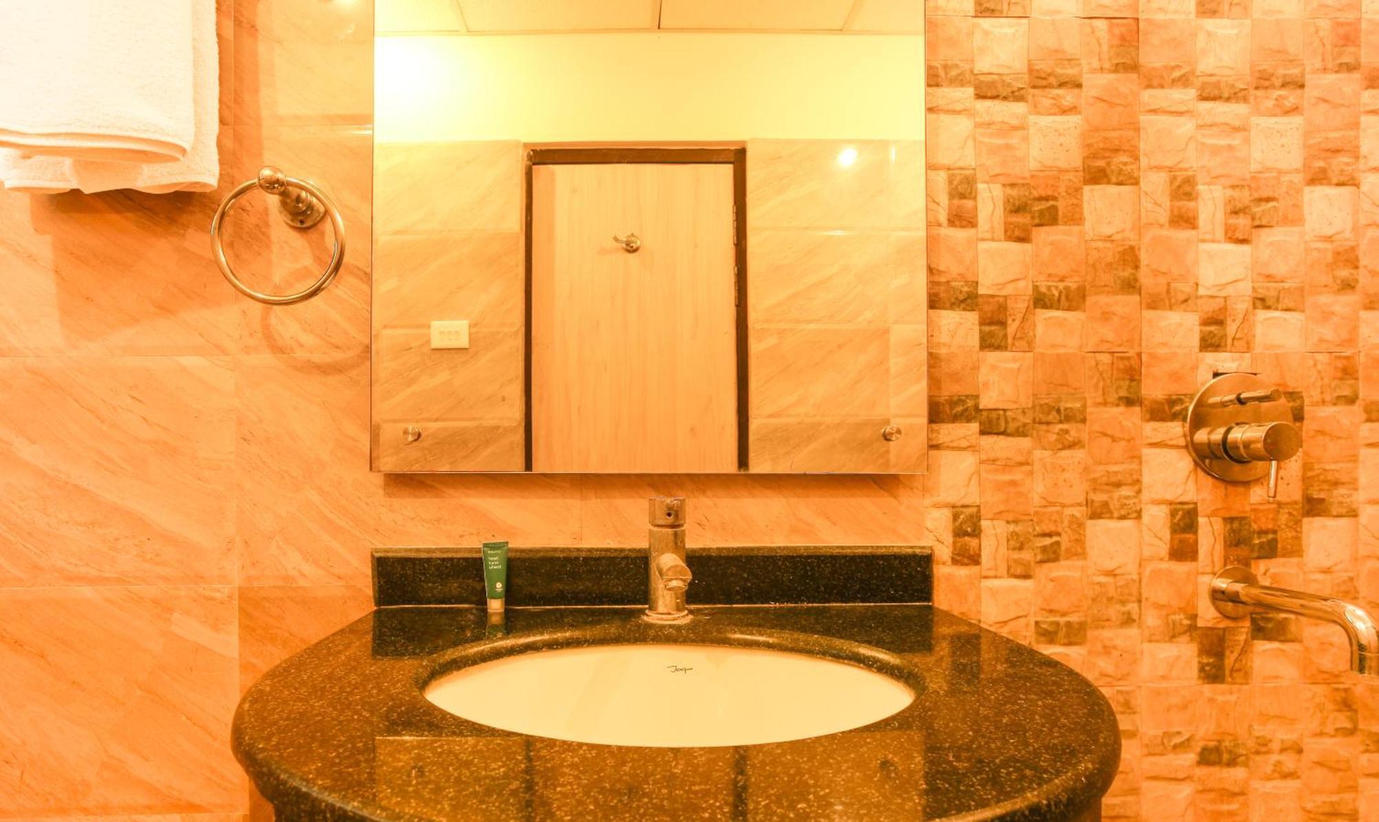 Hotel Janki International 3 Km From Kashi Vishwanath Temple Free Pickup From Railway Station Varanasi Exterior photo
