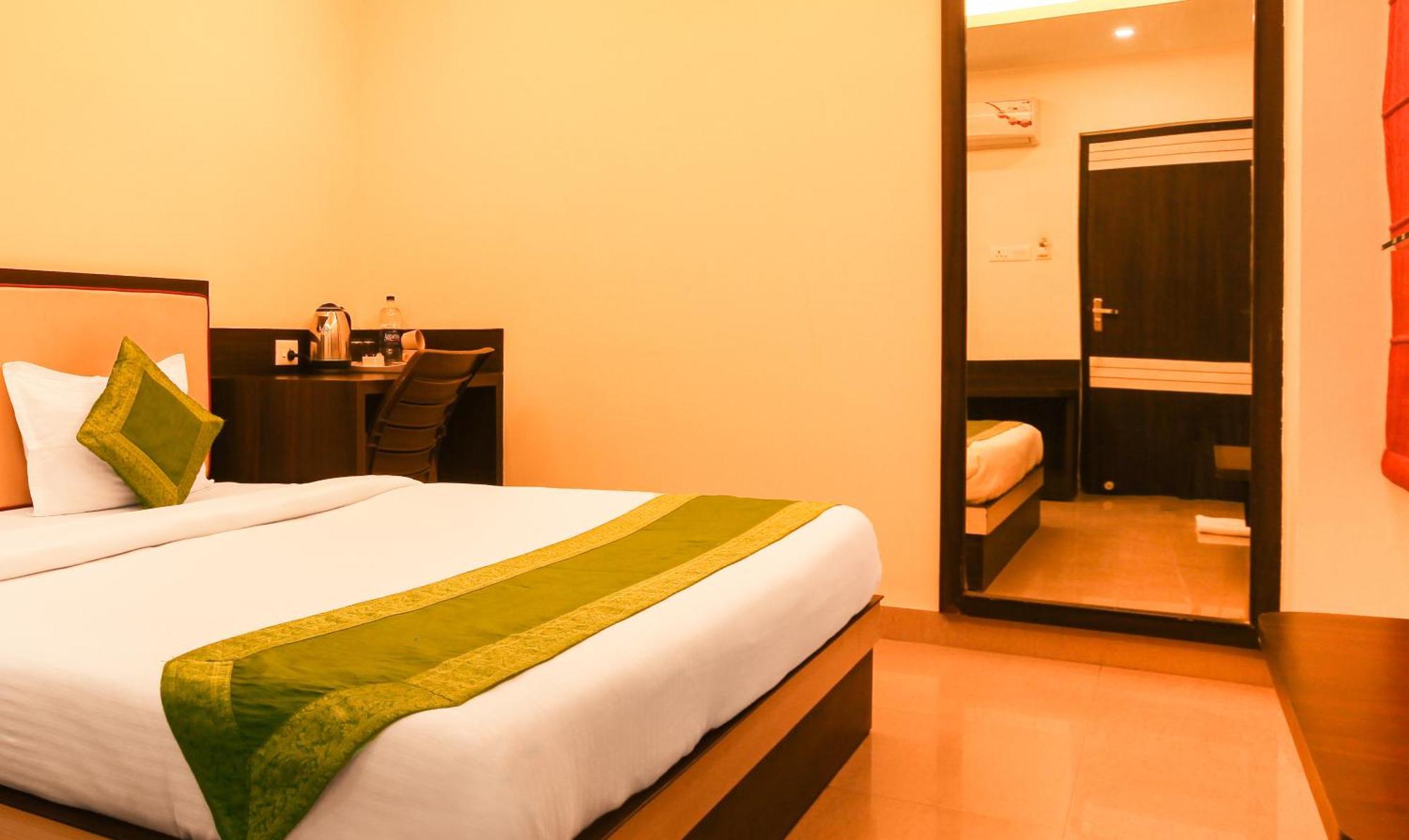 Hotel Janki International 3 Km From Kashi Vishwanath Temple Free Pickup From Railway Station Varanasi Exterior photo
