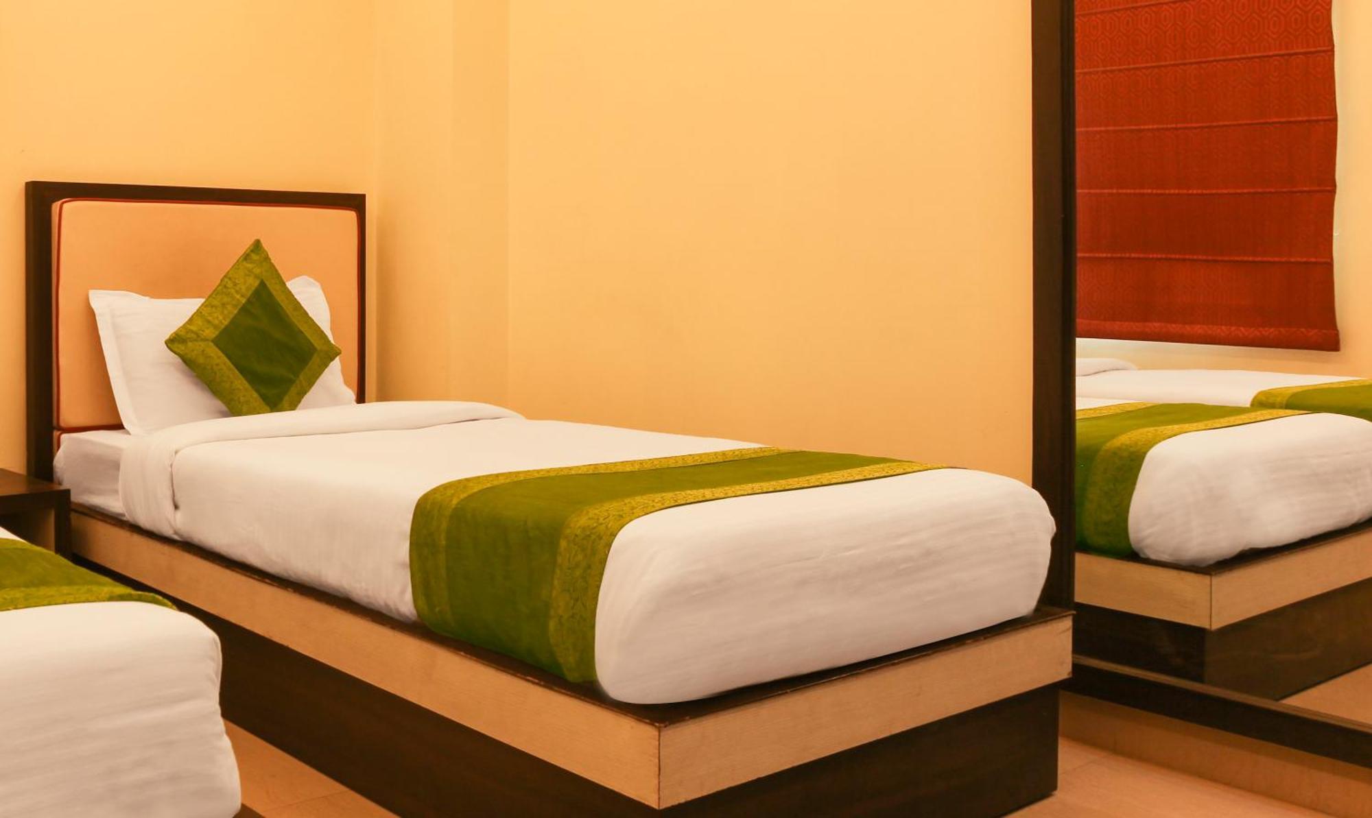 Hotel Janki International 3 Km From Kashi Vishwanath Temple Free Pickup From Railway Station Varanasi Exterior photo