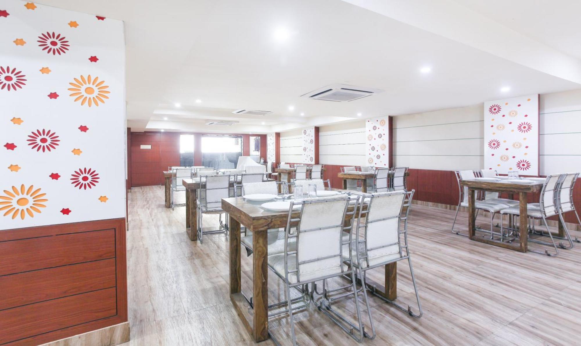 Hotel Janki International 3 Km From Kashi Vishwanath Temple Free Pickup From Railway Station Varanasi Exterior photo