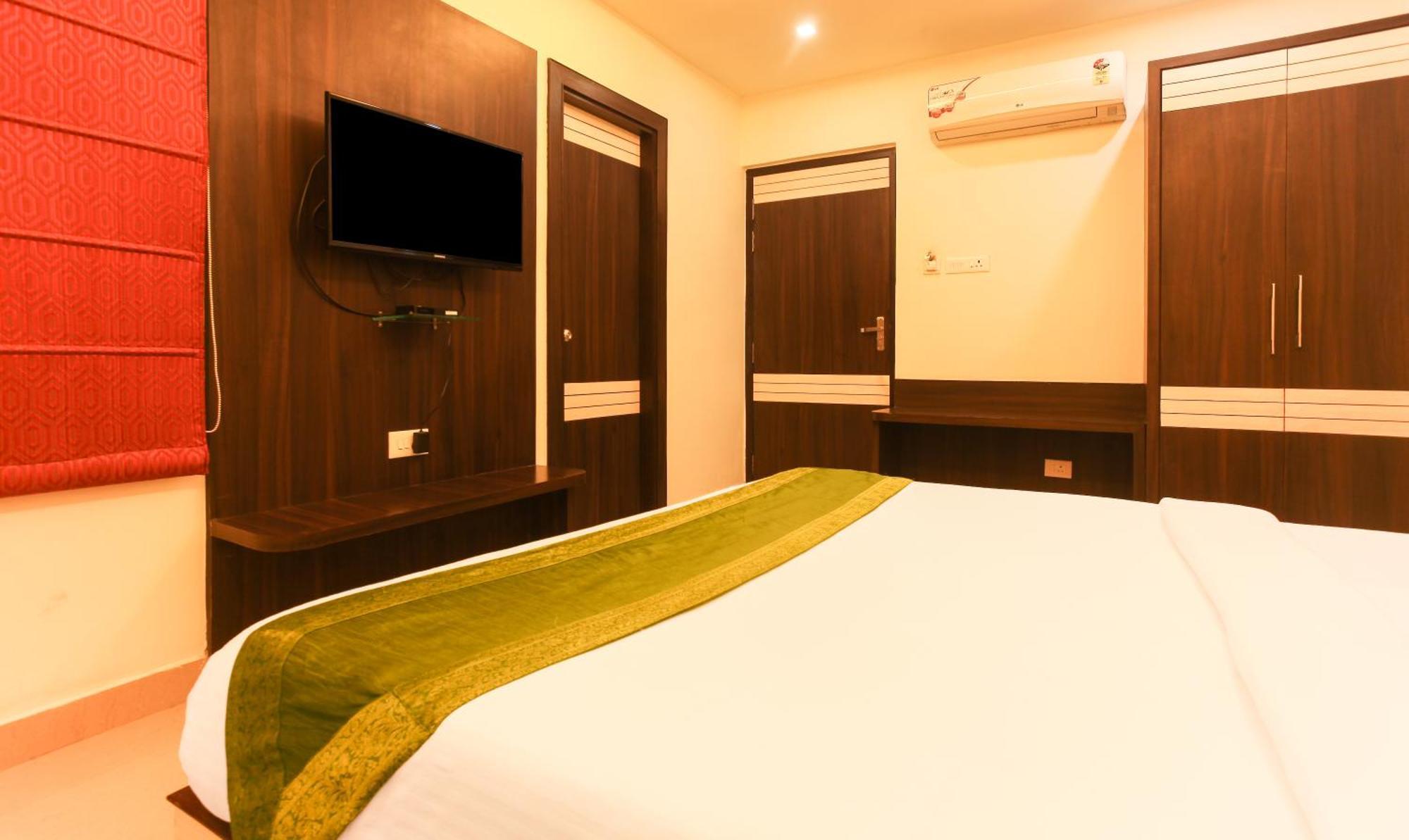 Hotel Janki International 3 Km From Kashi Vishwanath Temple Free Pickup From Railway Station Varanasi Exterior photo