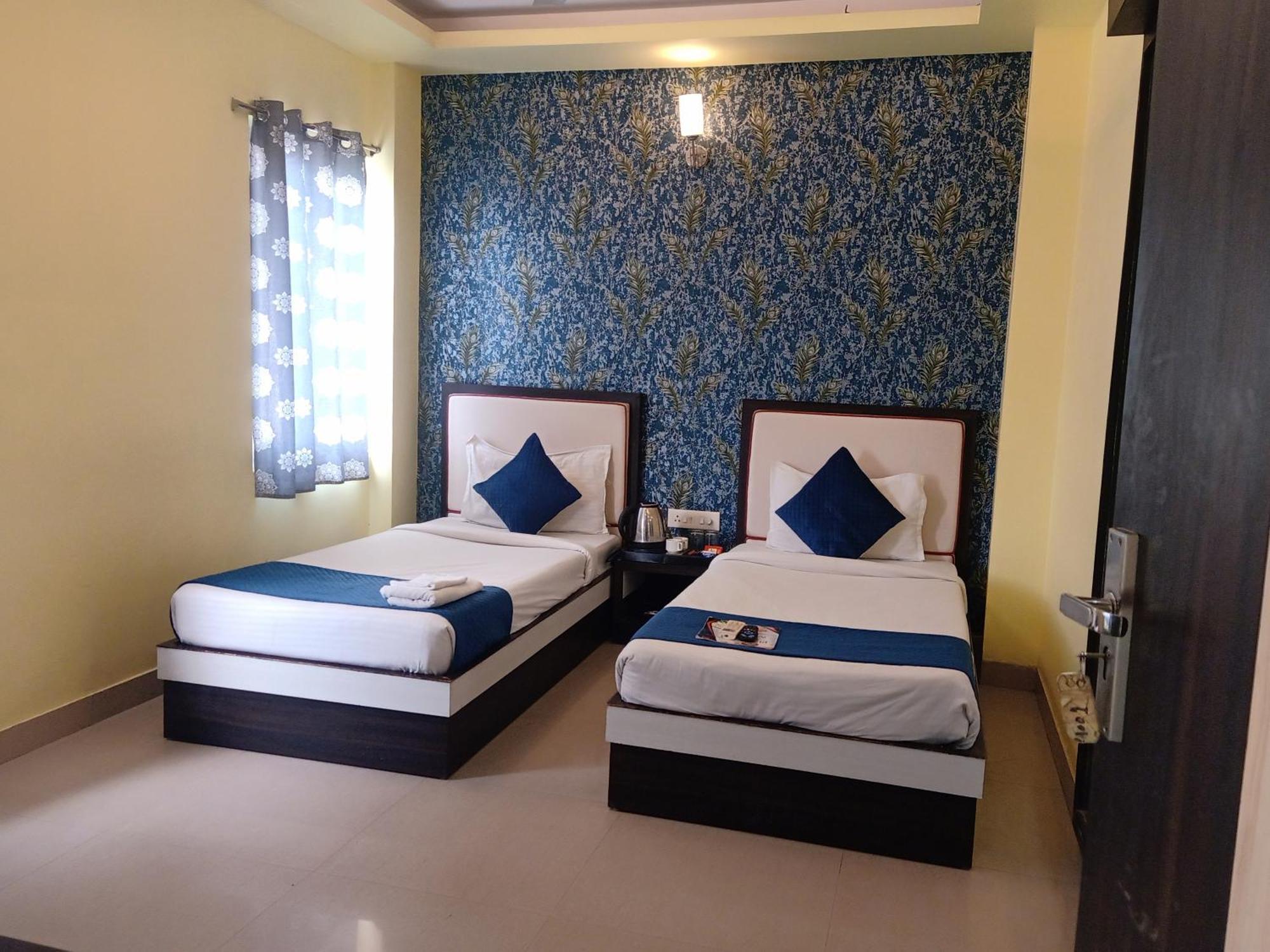 Hotel Janki International 3 Km From Kashi Vishwanath Temple Free Pickup From Railway Station Varanasi Exterior photo