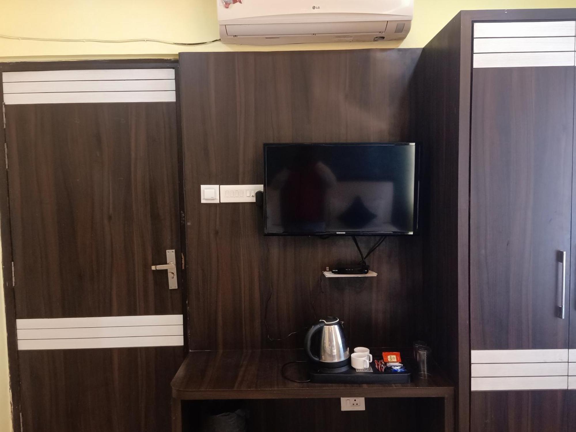 Hotel Janki International 3 Km From Kashi Vishwanath Temple Free Pickup From Railway Station Varanasi Exterior photo